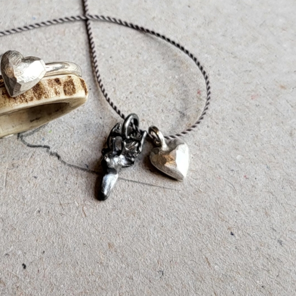 Perlseide mit Hirsch und Herzchen
